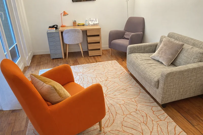 Photo du cabinet de consultation chaleureux, espace d’accompagnement propice à l’écoute et à l’apaisement