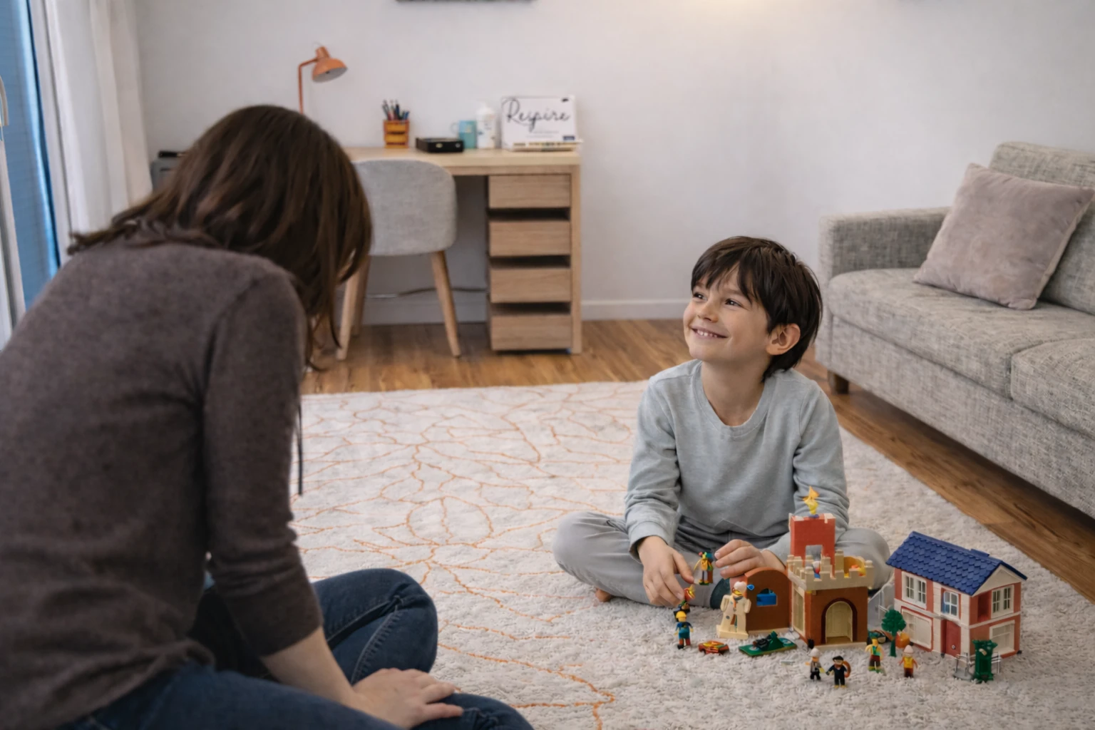 Photo d’une séance d’hypnose adaptée aux enfants dans le cabinet, dans un cadre ludique, rassurant et bienveillant