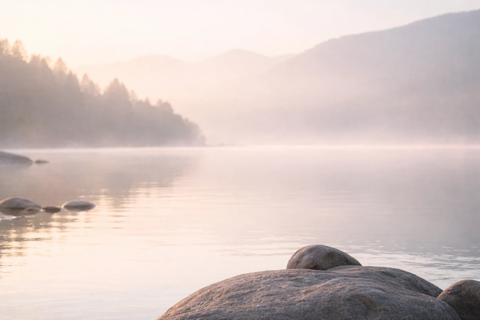 Lac paisible entouré de montagnes dans une lumière douce