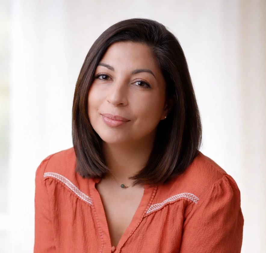 Portrait de Souad Benchikh, hypnothérapeute à Paris 15, dans un cadre doux et professionnel